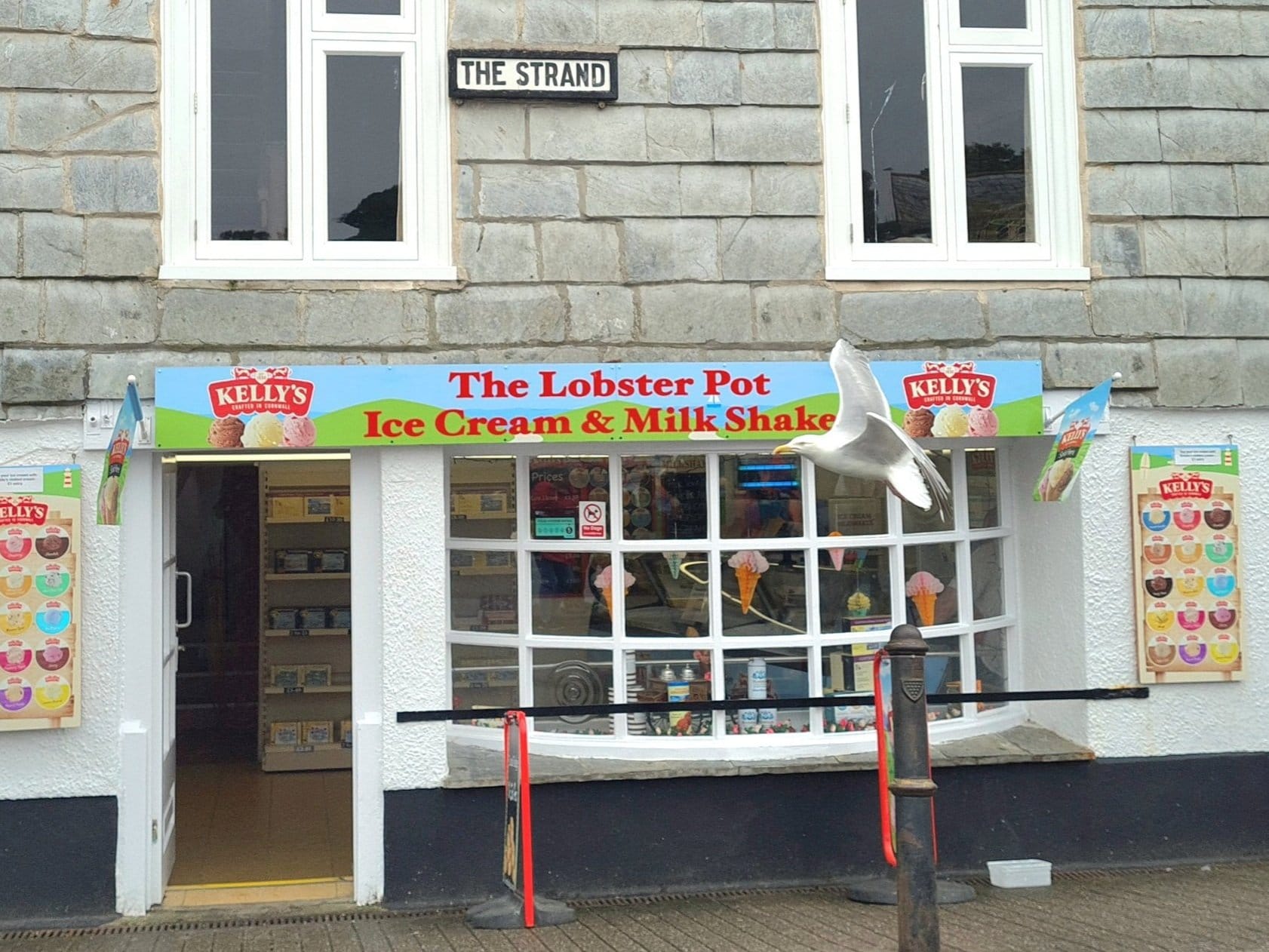 The Lobster Pot ice cream shop in Padstow serving classic Kelly's ice cream
